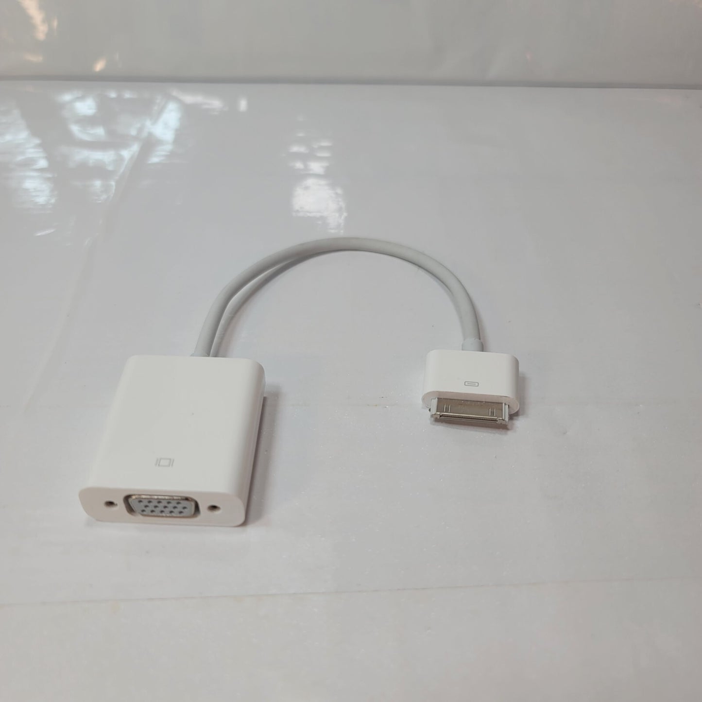 Apple VGA Adapter for iPad, iPhone and iPod Touch (30-pin to VGA) Model A1368