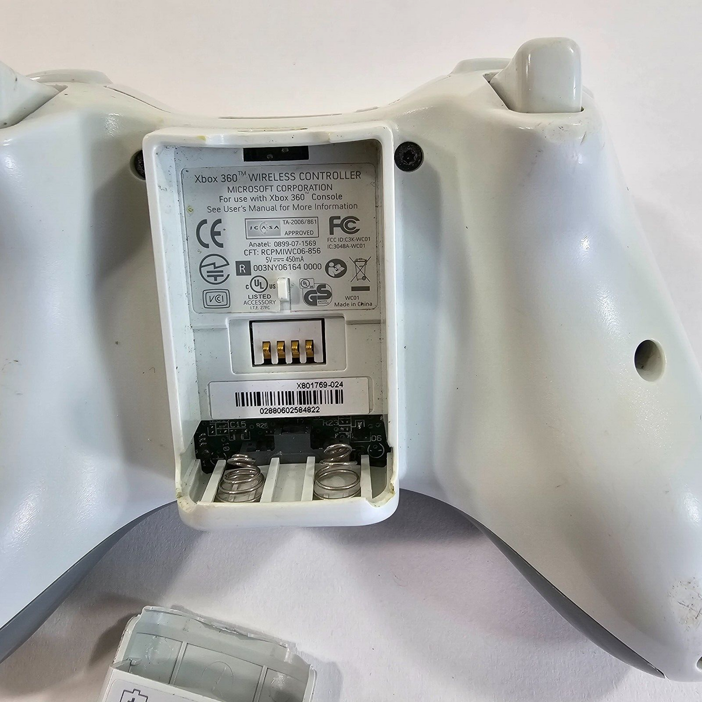 Microsoft White Xbox 360 120 GB Console with Cords, Kinect and Games - Tested