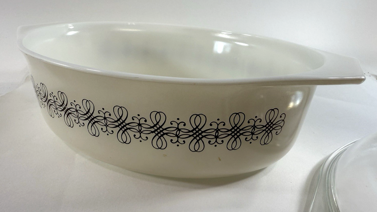 Vintage 1965 Pyrex Empire Scroll 045 Casserole Dish with Lid (2-1/2 Qt)