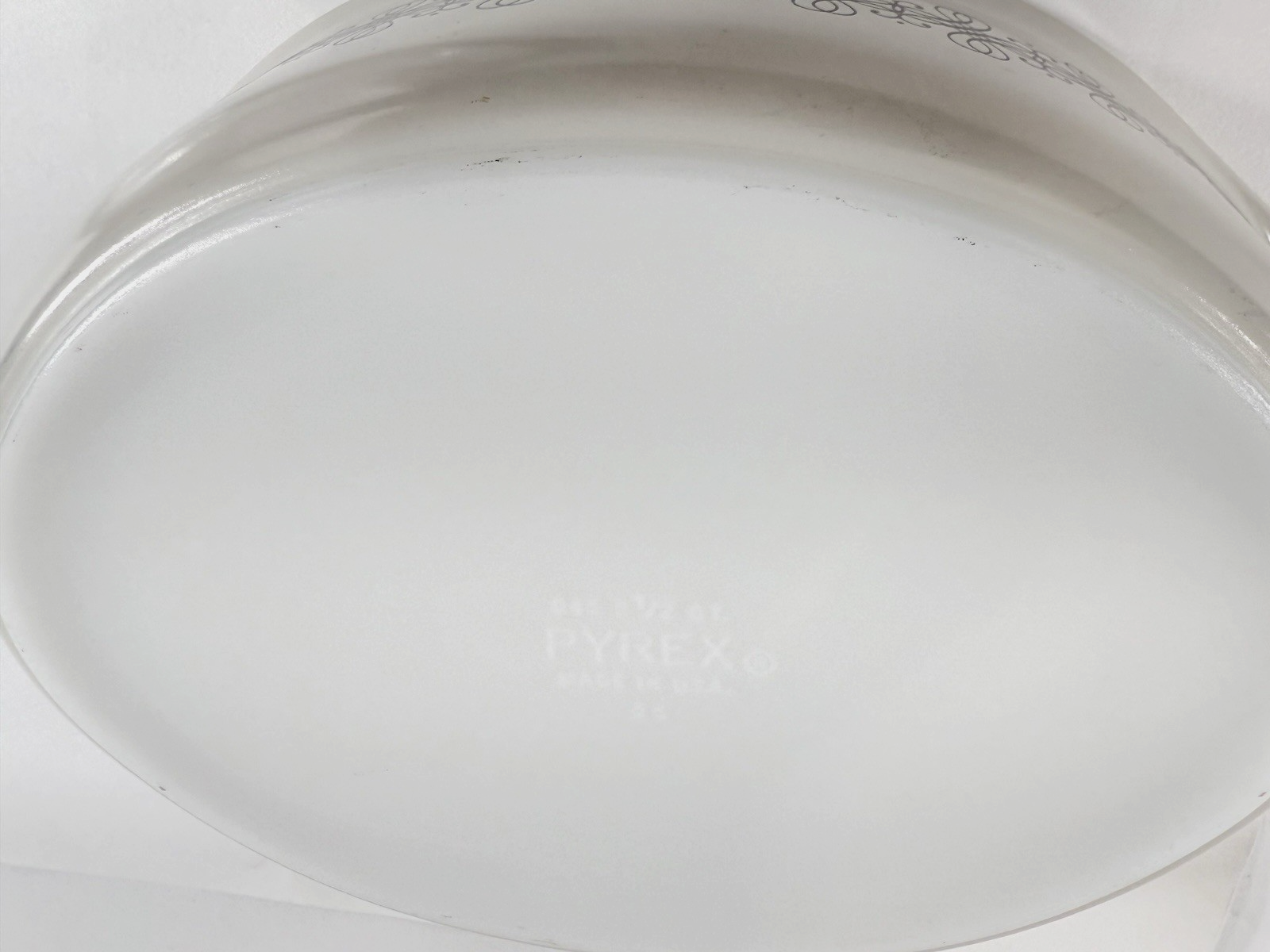 Vintage 1965 Pyrex Empire Scroll 045 Casserole Dish with Lid (2-1/2 Qt)