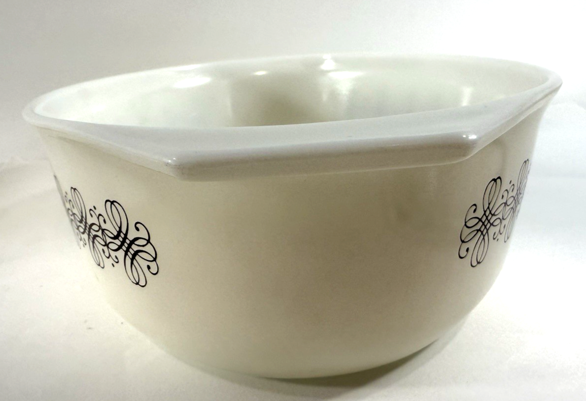 Vintage 1965 Pyrex Empire Scroll 045 Casserole Dish with Lid (2-1/2 Qt)