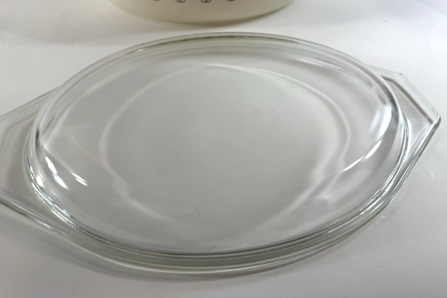 Vintage 1965 Pyrex Empire Scroll 045 Casserole Dish with Lid (2-1/2 Qt)