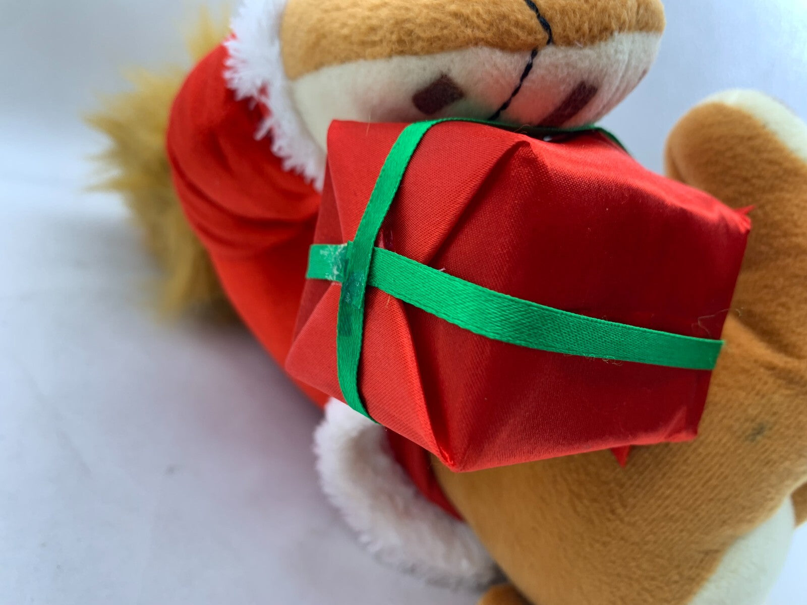 Gemmy 2009 Dreamworks Merry Madagascar 16" Alex the Lion Holiday Plush