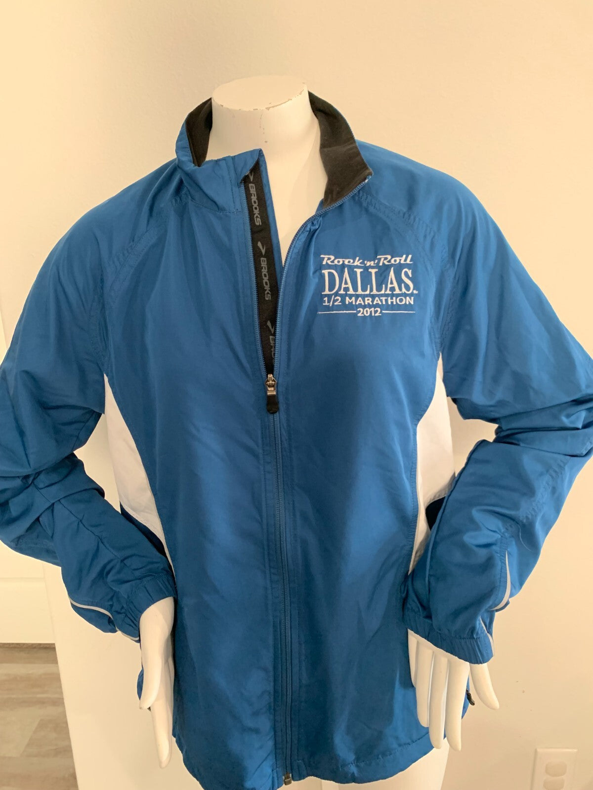 Brooks Rock 'n' Roll Dallas '12 Marathon Series Blue/White Jacket Adult S