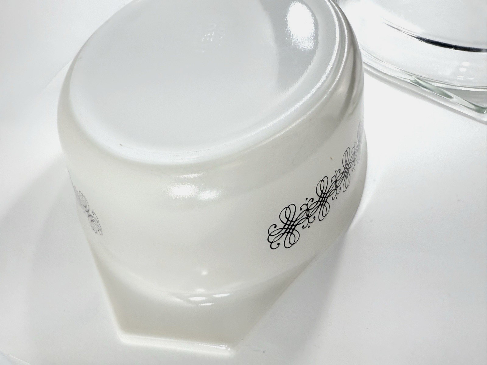 Vintage 1965 Pyrex Empire Scroll 045 Casserole Dish with Lid (2-1/2 Qt)