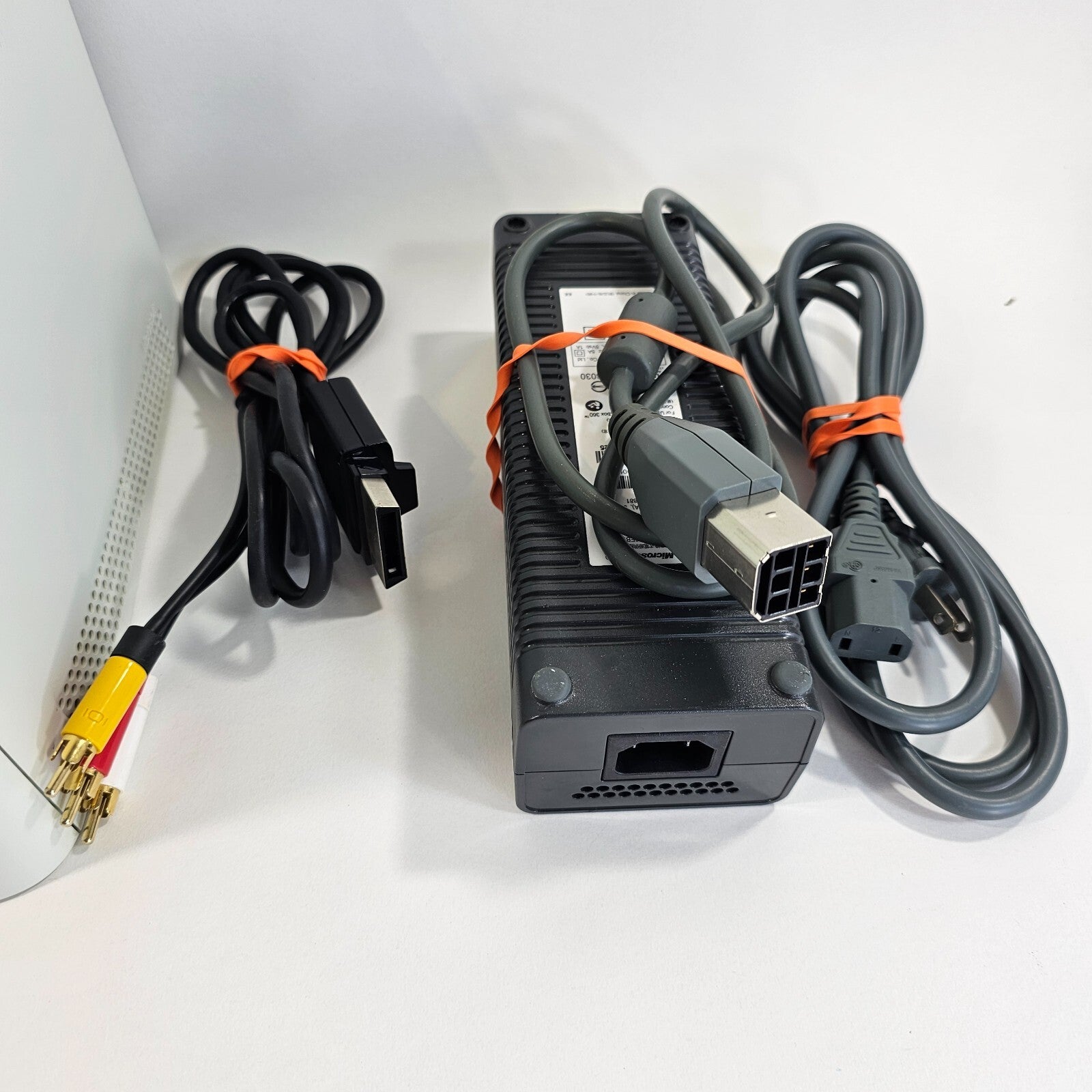 Microsoft White Xbox 360 120 GB Console with Cords, Kinect and Games - Tested