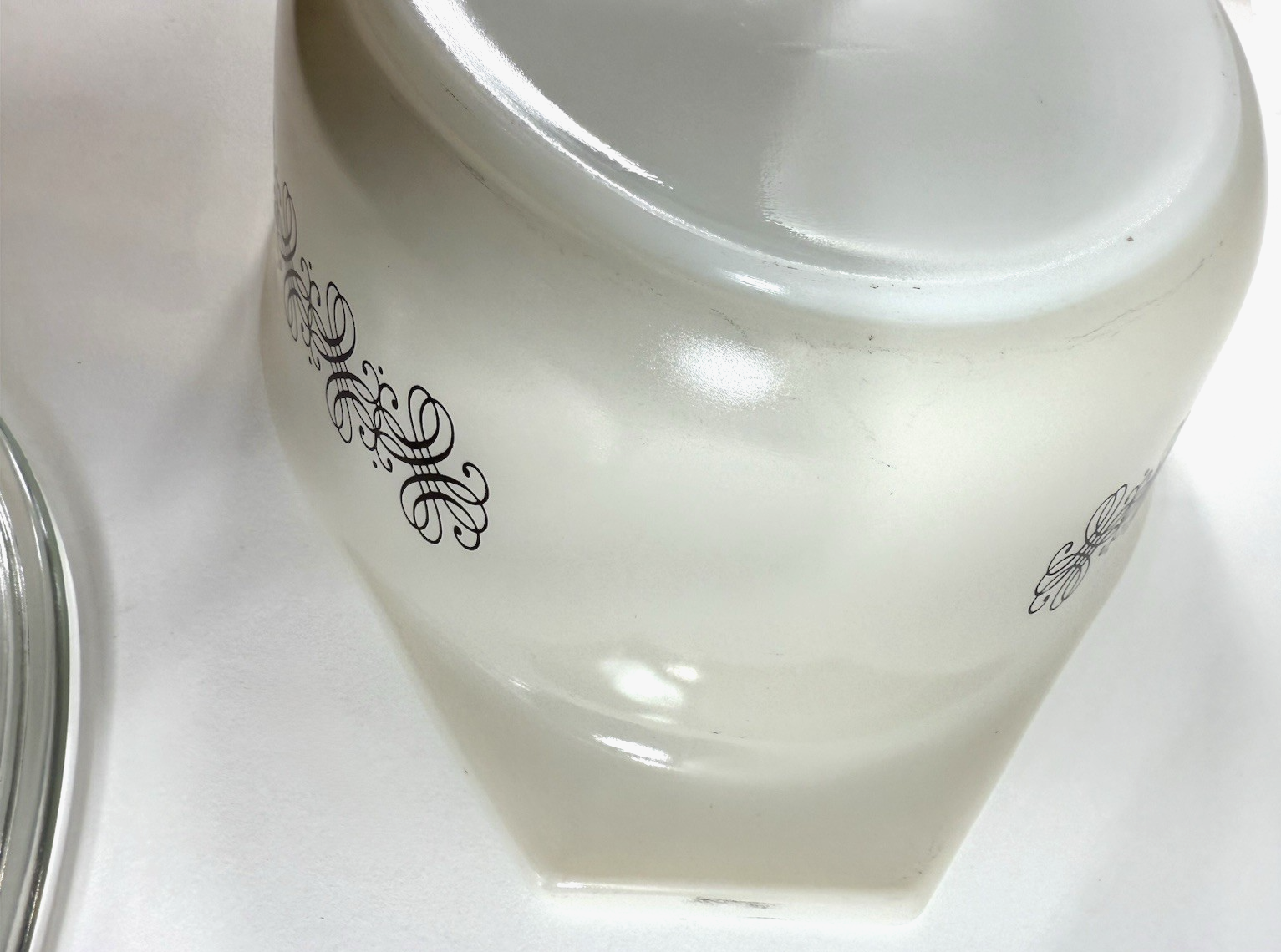 Vintage 1965 Pyrex Empire Scroll 045 Casserole Dish with Lid (2-1/2 Qt)