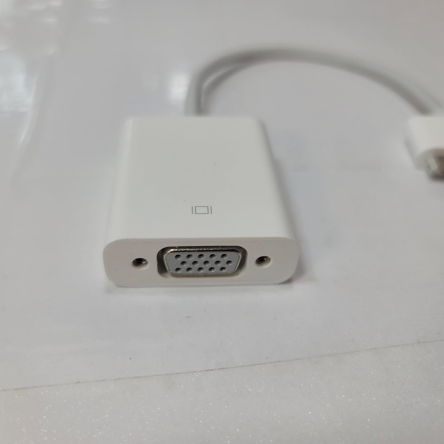 Apple VGA Adapter for iPad, iPhone and iPod Touch (30-pin to VGA) Model A1368