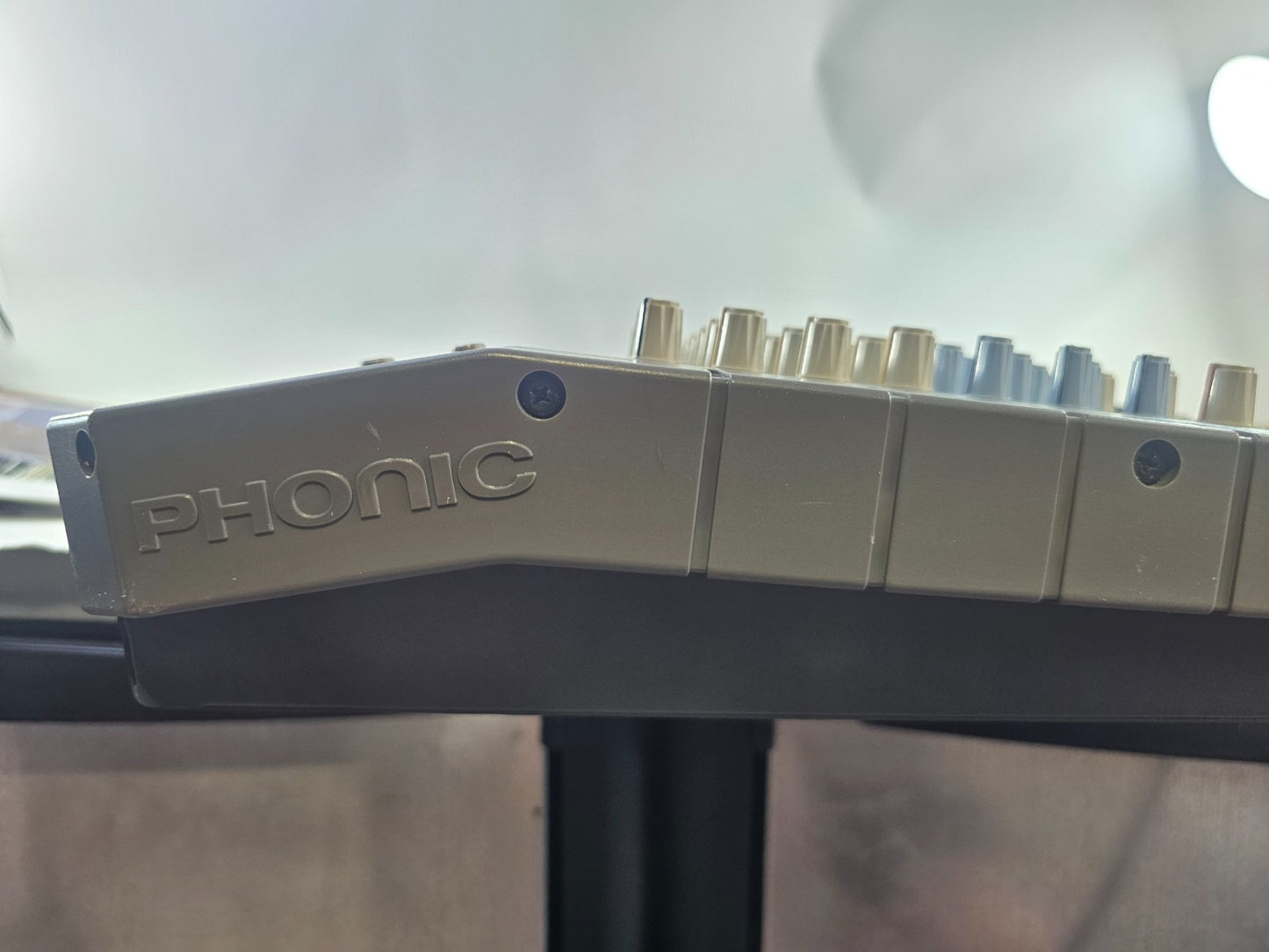 Phonic PMC-1602B 16-Channel Mixing Console - Local Pickup - Read