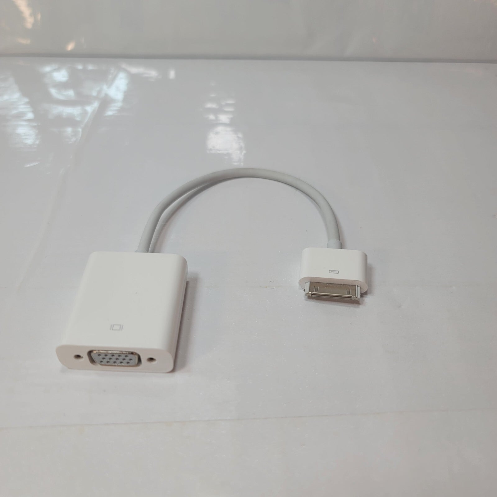 Apple VGA Adapter for iPad, iPhone and iPod Touch (30-pin to VGA) Model A1368