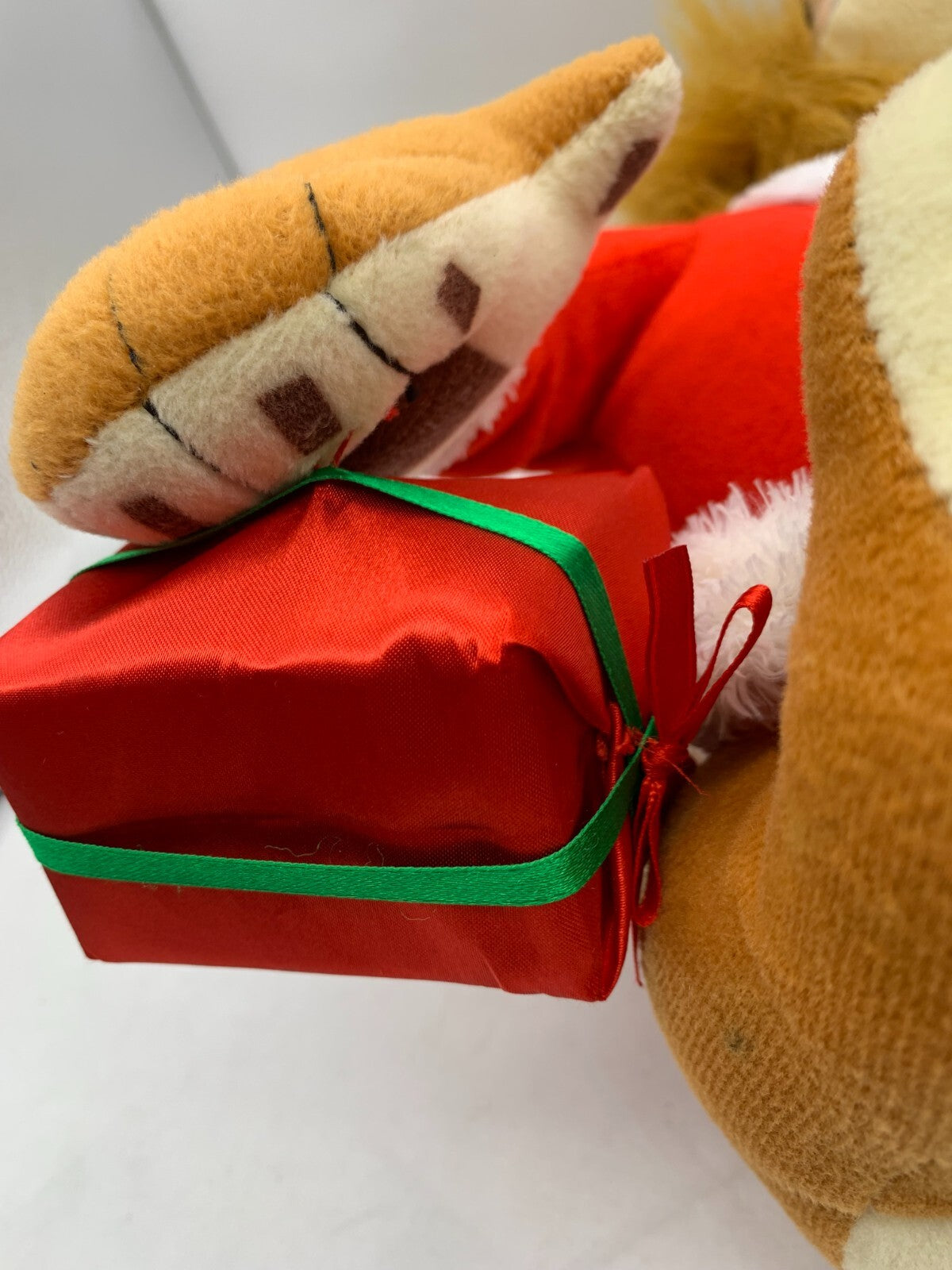 Gemmy 2009 Dreamworks Merry Madagascar 16" Alex the Lion Holiday Plush