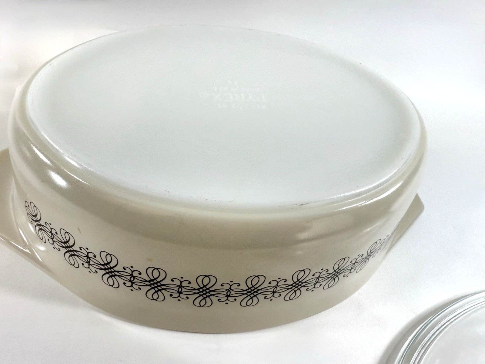 Vintage 1965 Pyrex Empire Scroll 045 Casserole Dish with Lid (2-1/2 Qt)