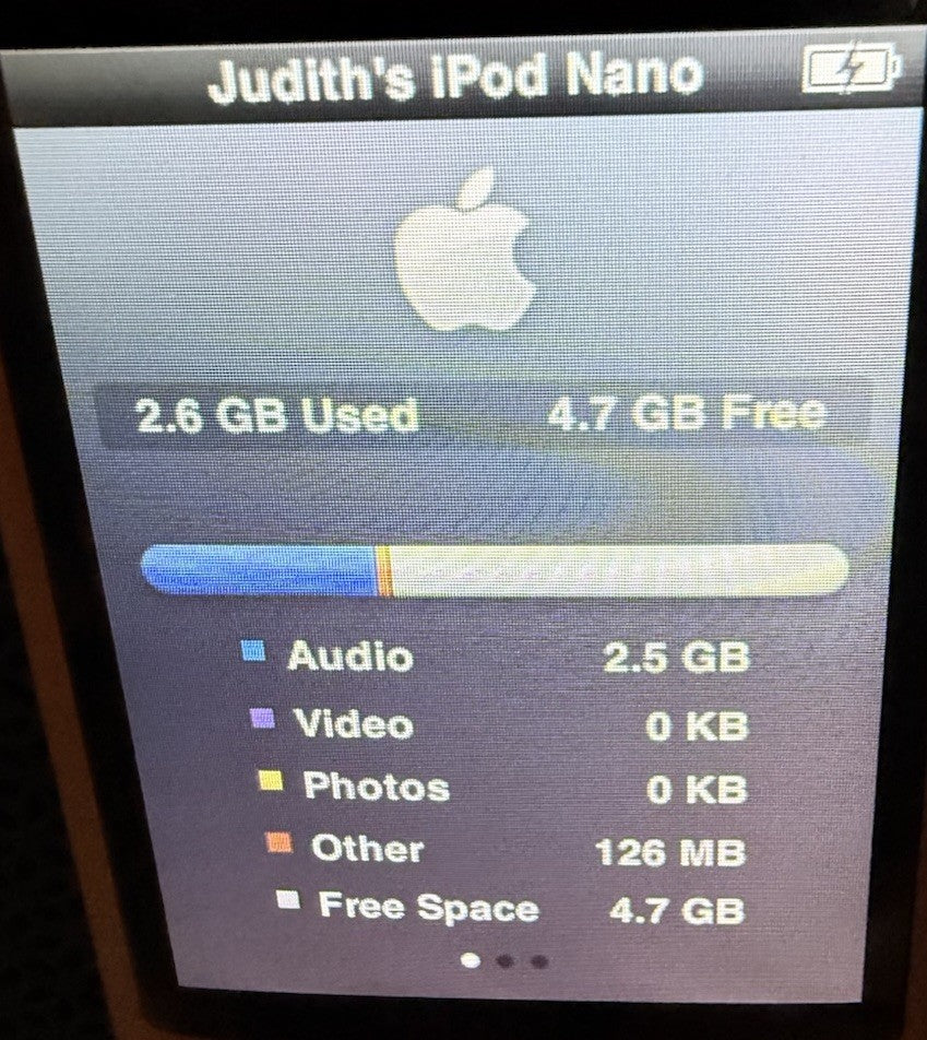 Apple iPod Nano 8 GB 4th Generation Music Player - Tested and Working
