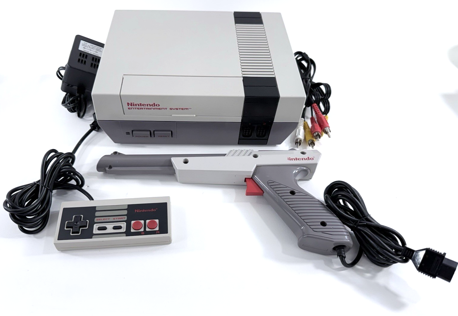 Nintendo NES Console + Controller, Zapper, AV cable, Power Supply - Tested