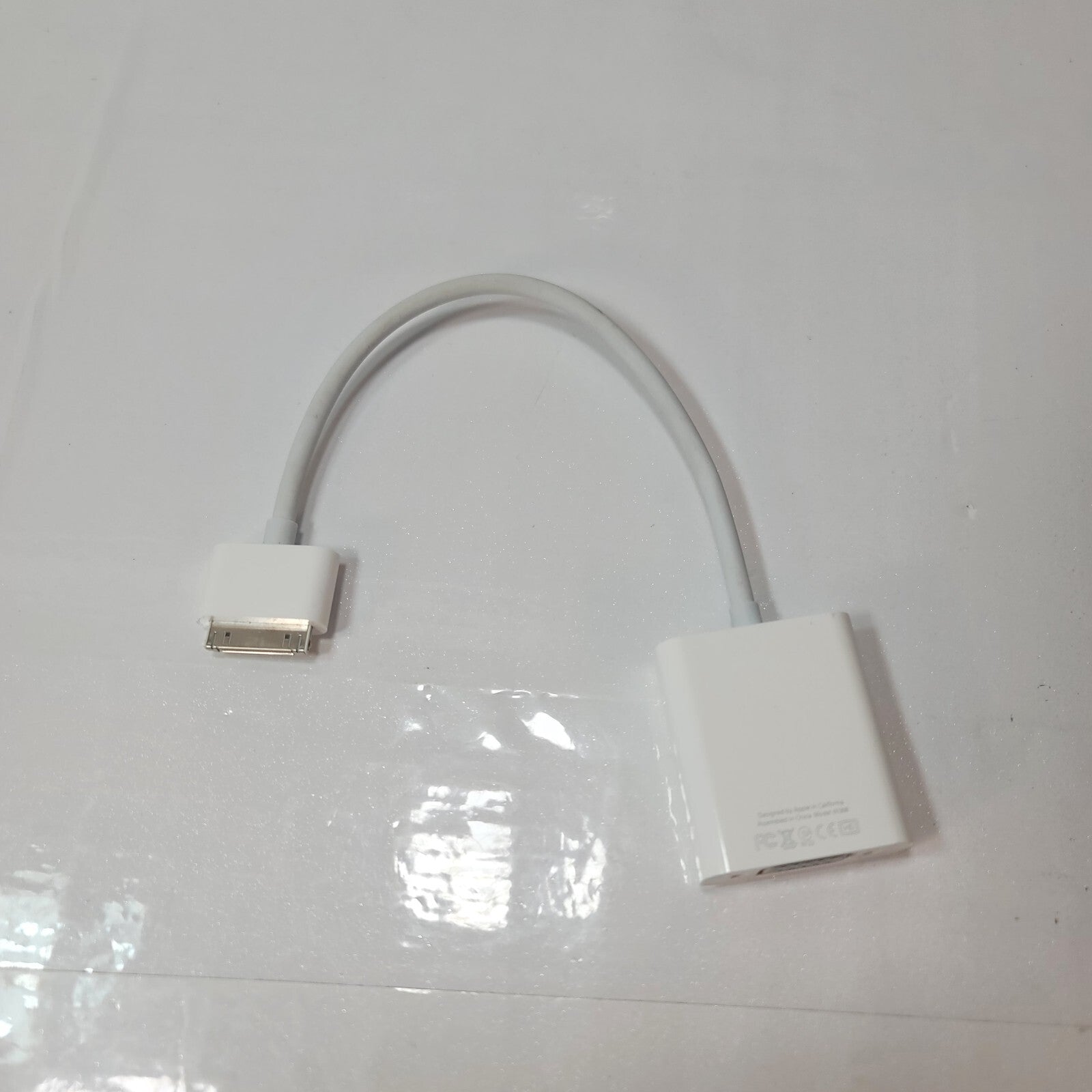Apple VGA Adapter for iPad, iPhone and iPod Touch (30-pin to VGA) Model A1368