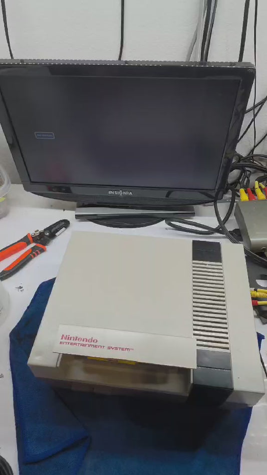 Nintendo NES Console + Controller, Zapper, AV cable, Power Supply - Tested