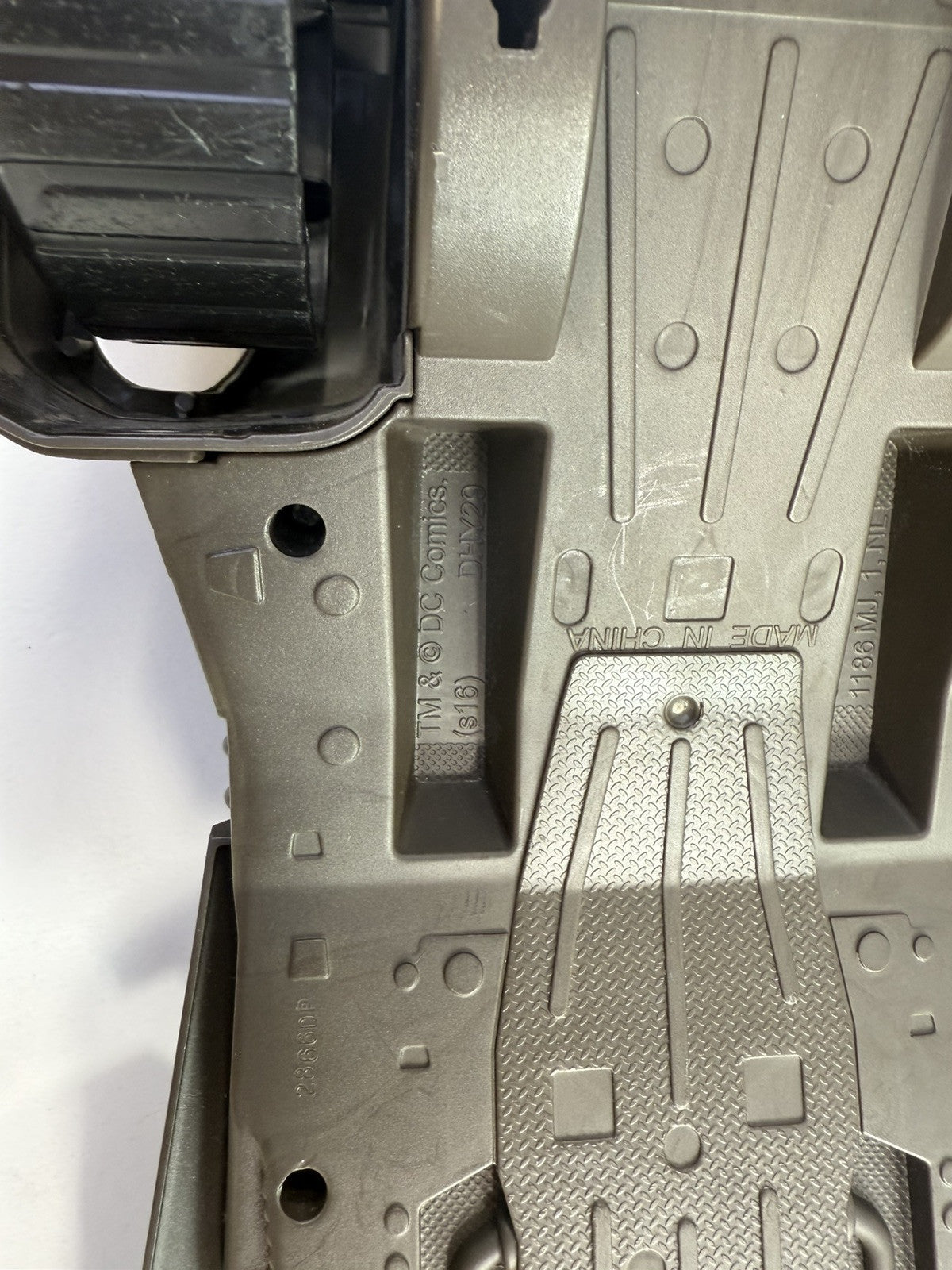 Mattel 2015 DC Comics Batman Vs Superman 14" Epic Strike Batmobile